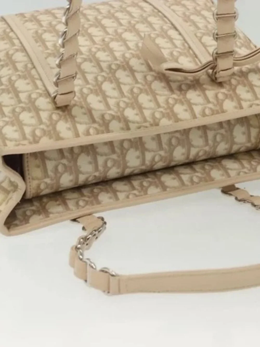 Dior brand	christian color	beige